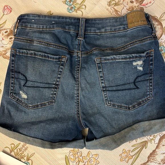 Size 8 American Eagle rolled stretch denim shorts with frayed patches. - Picture 5 of 5